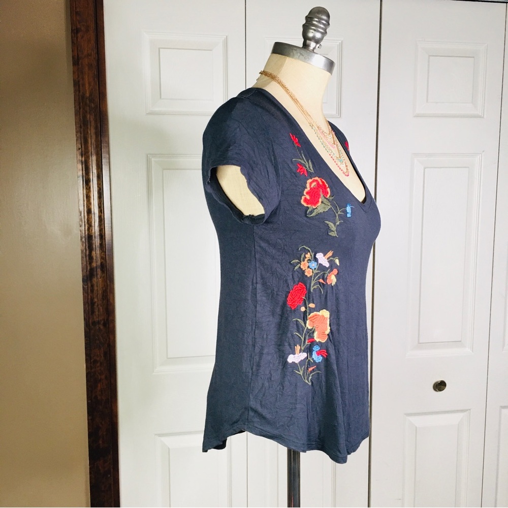 American Eagle Outfitters Dusty Blue Embroided Vneck Favorite T Tshit S Small